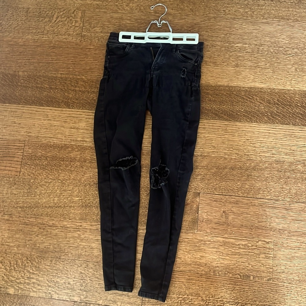 Urban Planet: Women’s Black Skinny Jeans with Knee Rip